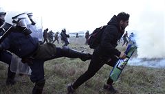 Uvěřili fámám z internetu. Migranti v Řecku válčí s policií, chtějí přes hranice