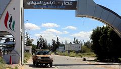 Vozidlo libyjských vládních sil, které opět převzaly kontrolu nad letištěm v... | na serveru Lidovky.cz | aktuální zprávy