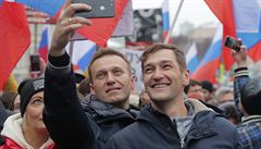 Pedstavitel ruské opozice Alexej Navalnyj (vlevo) se svým bratrem na pietním...
