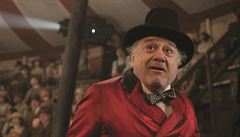 Danny DeVito jako principál. Snímek Dumbo (2019). Re�ie: Tim Burton.