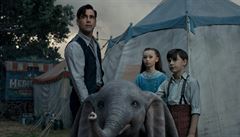 D�ti a slon. Snímek Dumbo (2019). Re�ie: Tim Burton.