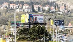 Reklamní pouta SPD pro eurovolby. Zachycuje Okamuru s Le Penovou a Salvinim.