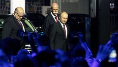 éf Daimleru Dieter Zetsche a ruský prezident Vladimir Putin pi otevení...