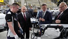 Ruský prezident Vladimir Putin pi otevení továrny na mercedesy v Rusku.