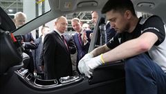 Ruský prezident Vladimir Putin pi otevení továrny na mercedesy v Rusku.