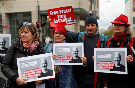 Demonstrace na podporu Juliana Assange v Berln.