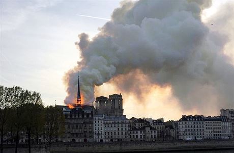 V pask katedrle Notre-Dame propukl por.