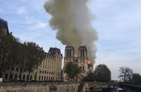 Katedrla Notre-Dame je v plamenech.