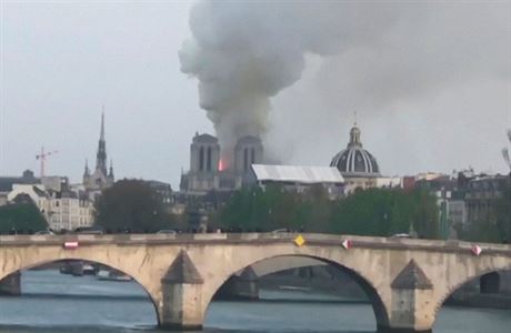 Notre-Dame je v plamenech.