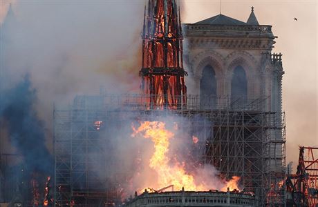 Detailní zábr z poáru, který se íí po Notre-Dame.