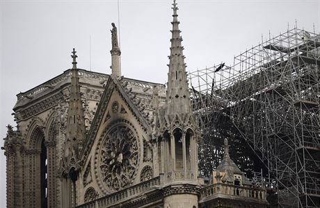 Por katedrly Notre-Dame je zcela uhaen.