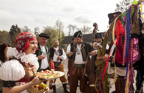 Obzvl᚝ na Morav se k barven vajec a pomlzce pidvaj dal lidov zvyky.