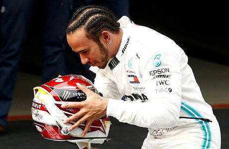 Lewis Hamilton se raduje z vítzství na 1000. Velké cen v historii formule 1.