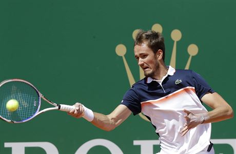 Daniil Medvedev na returnu v zpase s Novakem Djokoviem