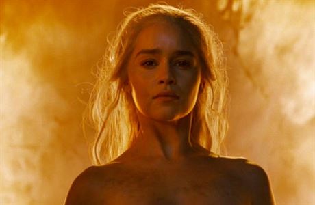 Z ohn zrozen. Daenerys Targaryen (Emilia Clarkeov) peije ohe z pohebn...