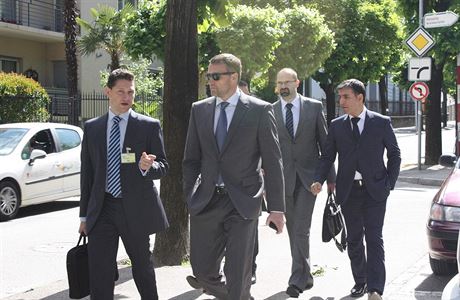 Marek mejla (druhý zleva) míí k soudu v kauze MUS.
