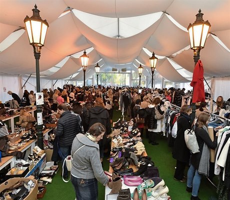 Obno�ený luxus. Charitativní bazar, v n�m� se prodávají no�ené kousky luxusních...