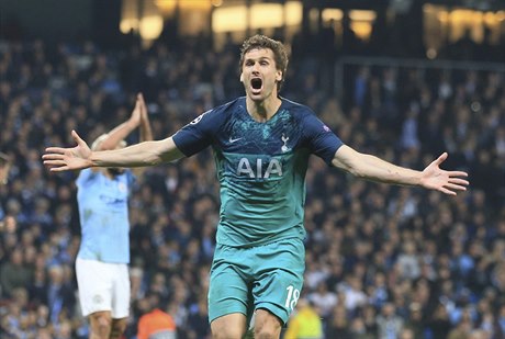 Fernando Llorente z Tottenhamu slaví gól proti Manchesteru City