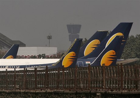 Letadla společnosti Jet Airways zaparkovaná na mezinárodním letišti v Bombaji.