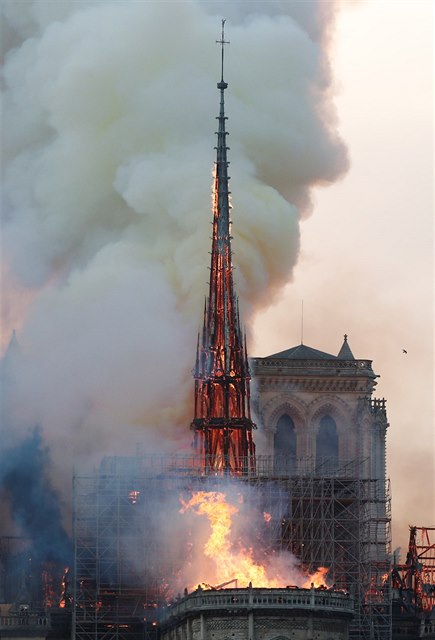 Detailní záběr z požáru, který se šíří po Notre-Dame.