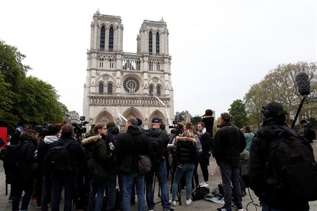 Davy noviná den po vypuknutí niivého poáru ped chrámem Notre-Dame.