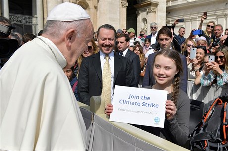 Ekologická aktivistka Thunbergová se ve Vatikánu sela s papeem.