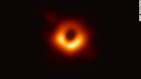 První snímek černé díry.