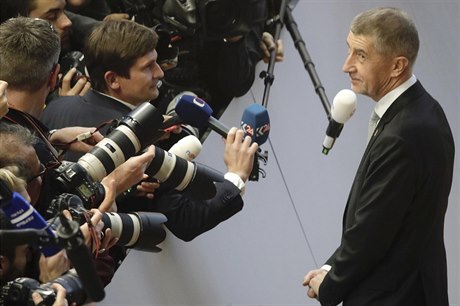 Premiér Andrej Babi ped novinái ped zaátkem summitu EU.