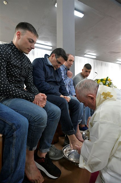 Pape umyl nohy 12 trestancm ve vznici u íma.