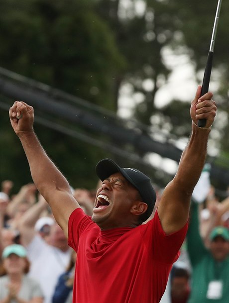 Je to tam. Tigera Woodse se raduje z triumfu na Masters.