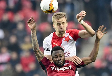 Také za faul na Tomáe Souka (nahoe) mla Slavia kopat penaltu.