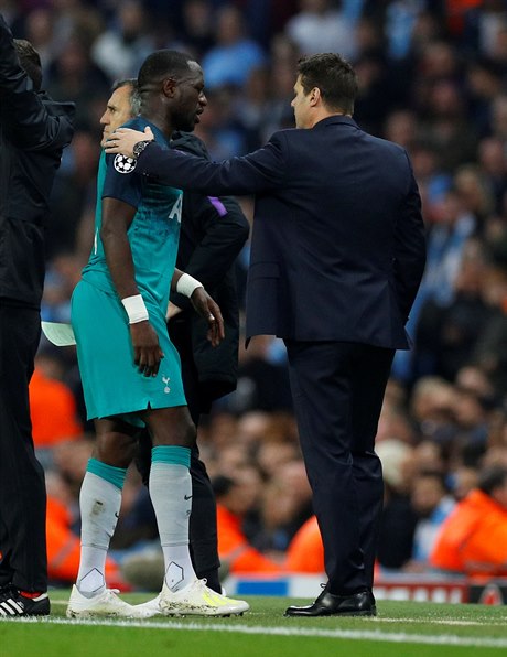Zklamaného Moussu Sissoka utěšuje trenér Tottenhamu Mauricio Pochettino