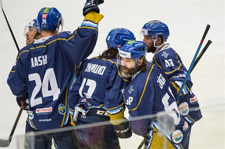 Hokejisté Kladna se radují z prvního gólu Jaromíra Jágra.