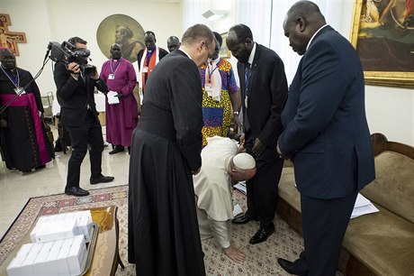 Pape Frantiek líbá nohy jihosúdánského prezidenta Salvy Kiira.