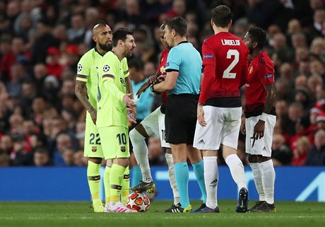 Lionel Messi a Arturo Vidal v debat s rozhodím Gianlucou Rocchim.