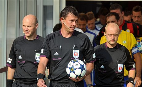 Zleva rozhodčí Martin Wilczek, Pavel Franěk a Pavel Vlasjuk.