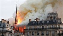 V centru Paříže hoří Notre-Dame.