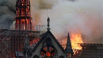 Záběr z rychle postupujícího požáru pařížské katedrály.