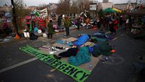 Do ekologických protestů na pěti místech v centru Londýna se v pondělí zapojily...