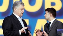 Ukrajinsk prezident Poroenko a jeho vyzyvatel herec Zelenskyj se stetli pi...