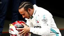 Lewis Hamilton se raduje z vítězství na 1000. Velké ceně v historii formule 1.
