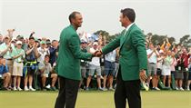 Obhájce trofeje Patrick Reed gratuluje Woodsovi.