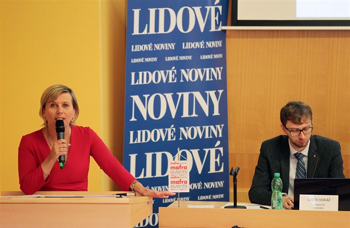 Hejtmanka Karlovarského kraje Jana Mra�ková Vildumetzová a redaktor Lud�k Voká�.