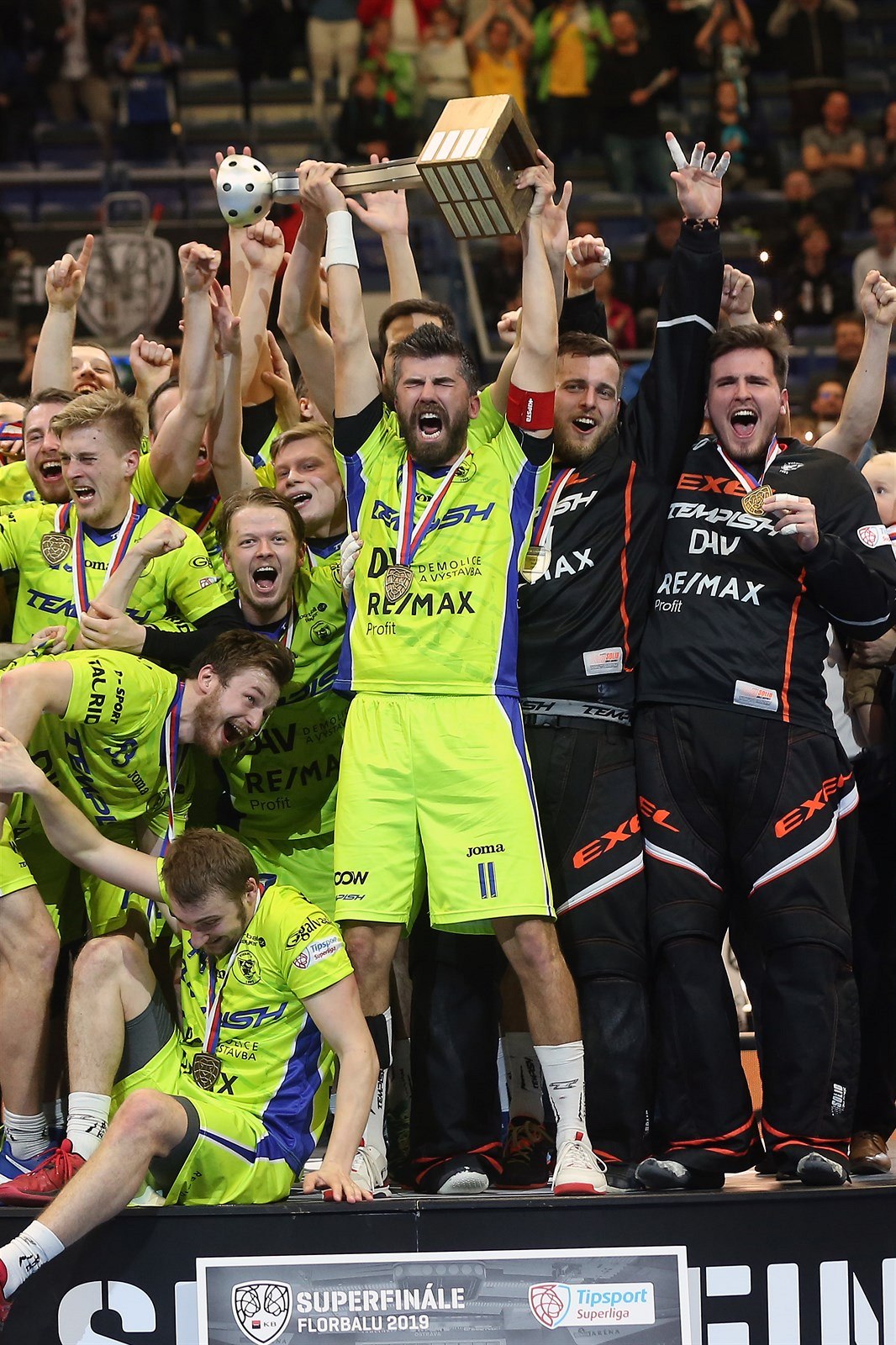 Kapitán Vítkovic Tomá� Sladký zvedá nad hlavu trofej pro vít�ze florbalové...