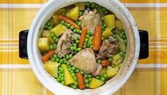 Zeleninu je ádoucí pidávat do hrnce postupn: ta koenová snese delí dobu...