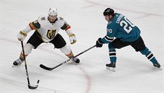 Brayden McNabb (vlevo - hrá� týmu Vegas Golden Knights) zápasí o puk s Marcusem...