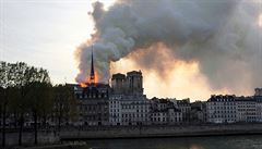 V paíské katedrále Notre-Dame propukl poár.