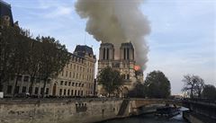 Katedrála Notre-Dame je v plamenech.