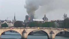 Notre-Dame je v plamenech.