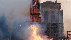 Falešný účet CNN a zvěsti o teroristickém činu. Požár katedrály v Paříži vyvolal záplavu lživých zpráv